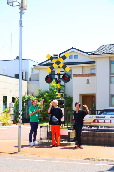 商店街の歯医者さん前には、なんと踏切警報機が！