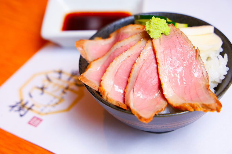 鴨チャーシューをワサビと自慢の醤油で食べる『鴨肉ご飯』（500円）もおすすめ！