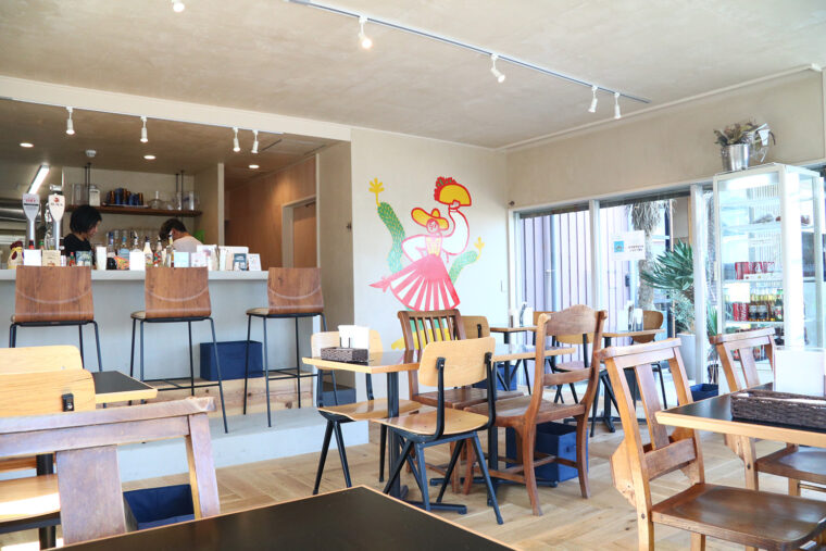 店内はカウンター席とテーブル席で構成。かわいいイラストが描かれている