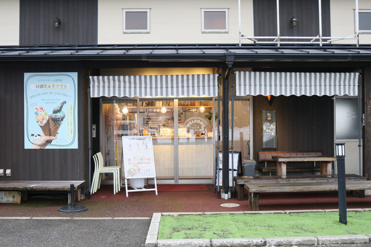 外にはテラス席を用意