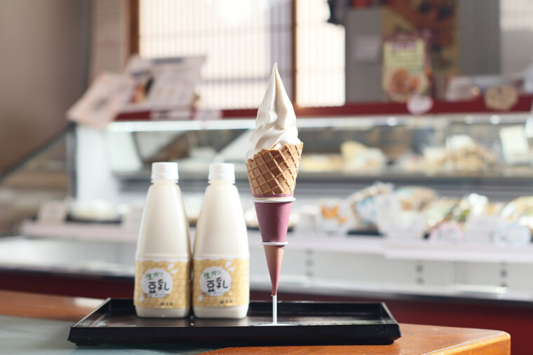 『生搾り豆乳ソフトクリーム』（450円）ミニカップ（230円）も用意している