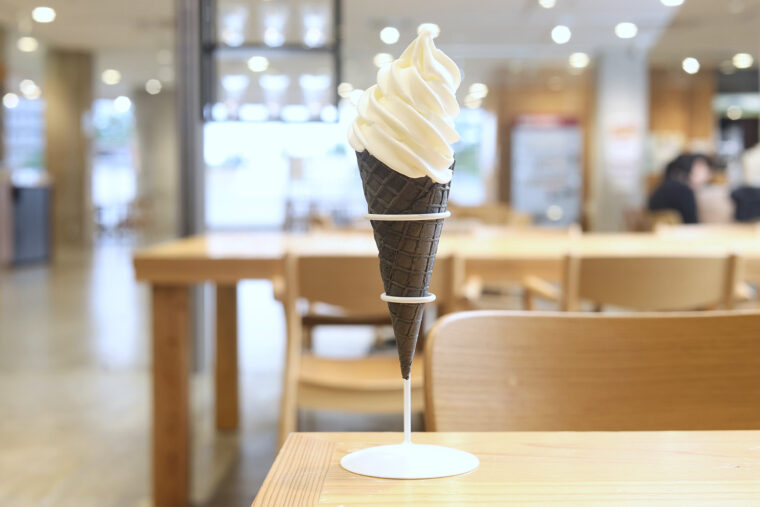 『ソフトクリーム』（ワッフルコーン450円、カップ400円）