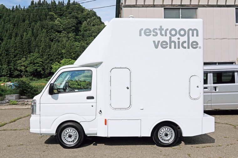 軽トラックと仮設トイレを一体化した自走式トイレカー