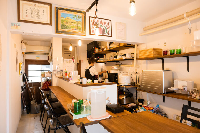 店内。店主さんとの距離が近く、アットホームな雰囲気です