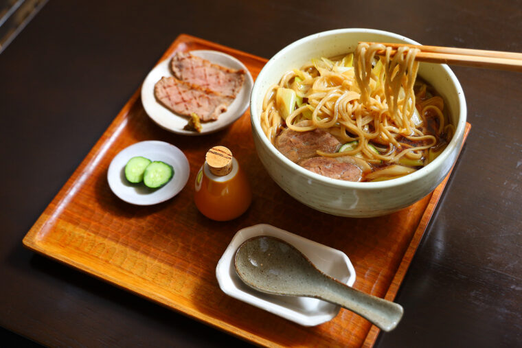 使用している食器や箸も素敵！ 福士さんがセレクトしたものを使用しています