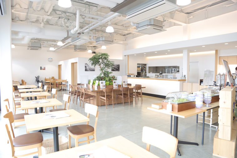 広々としたイートインスペースを完備