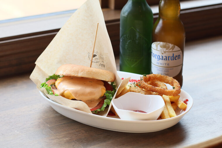 ハンバーガーで一番人気は『グランチーズ』（1,300円）