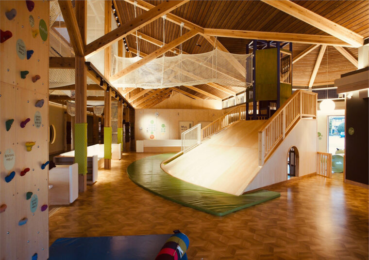 木のぬくもりが感じられる遊び場。居心地抜群！