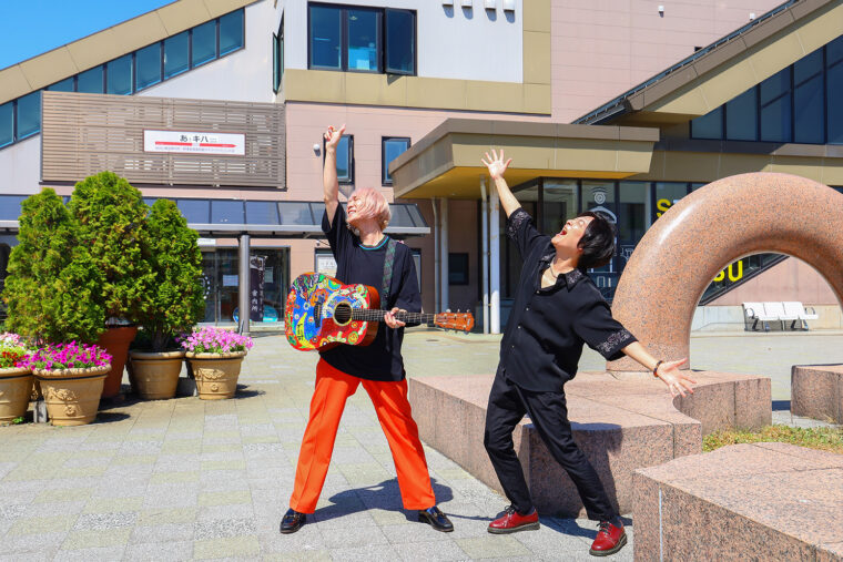 JR新津駅前にて。取材日は35度超え。さんさんと降り注ぐ日差しを存分に浴びます！