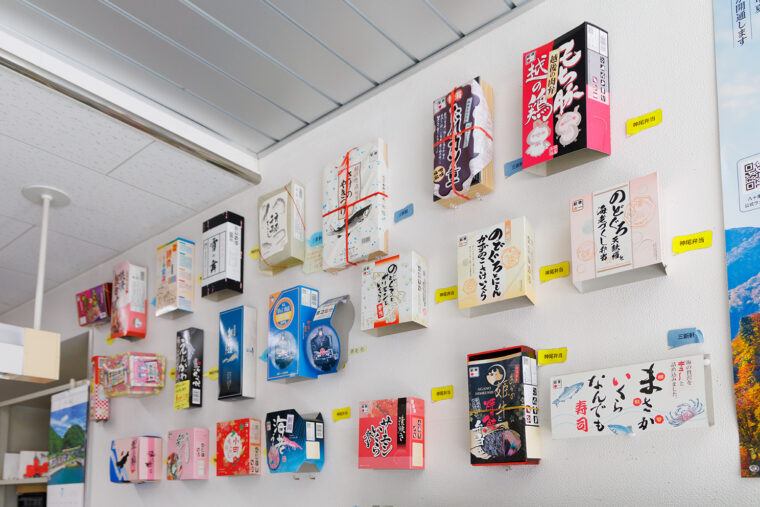 あ！キハ観光案内所内。壁にはさまざまな駅弁のパッケージが！