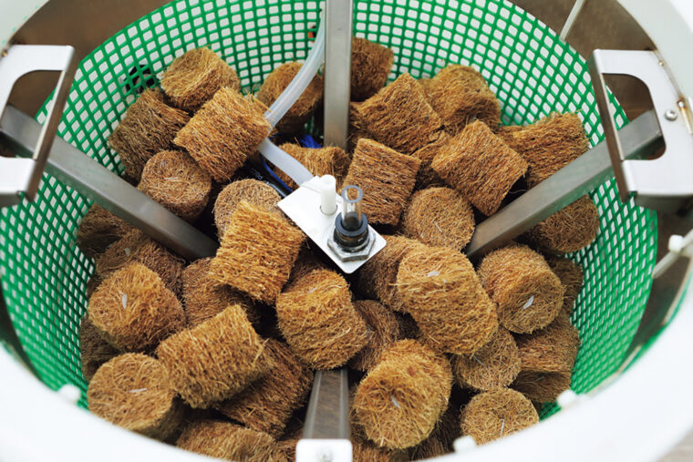 ヤシガラ素材で作られた、環境にやさしい浄化装置