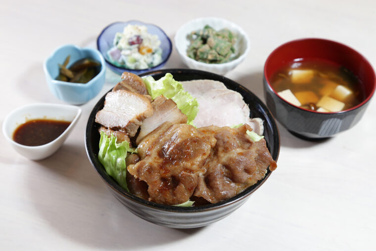 肉好きにとって夢のようなメニューの『肉まみれ丼定食』