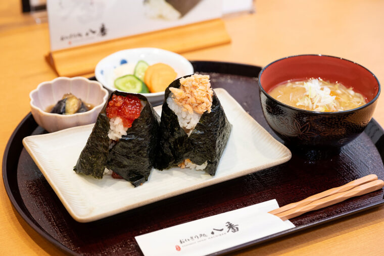 握りたてのあったかおにぎりを提供してくれます。写真はセット