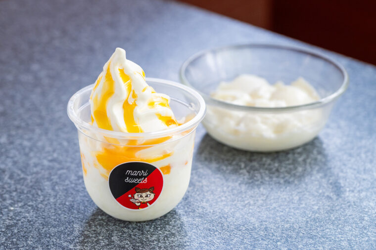 『杏仁シェイク』（420 円〜）。写真はマンゴーソース