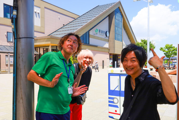 今回の深体験はJR新津駅からスタート＆ゴール。炎天下のなか、商店街の案内をしてくれた坂井さんに感謝の気持ちを込めて3ショット！