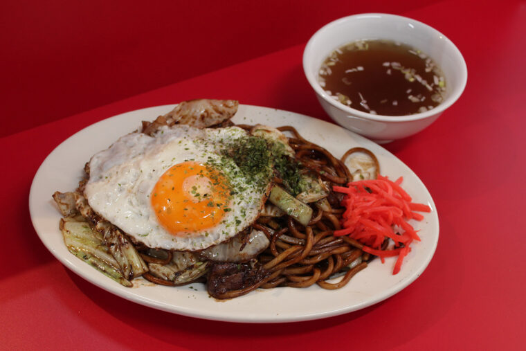 『焼きそば黒 並』（900円）に目玉焼き（150円）をトッピング