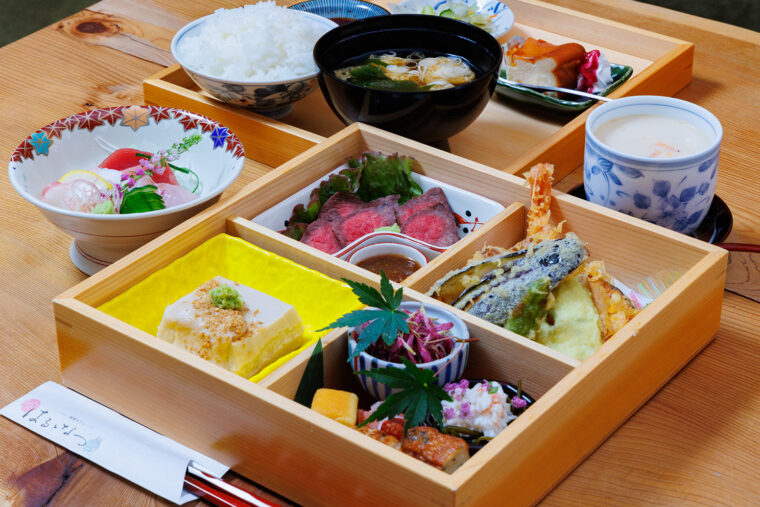 『特上はるなつ松花堂』（4,400円）