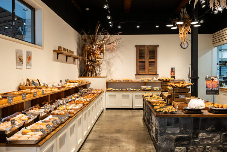 おしゃれな店内に種類豊富なパンがズラリ