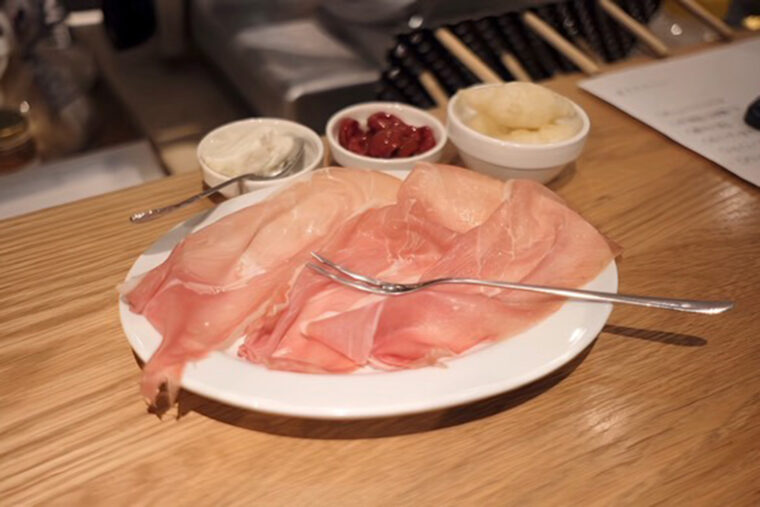 イートインでは切りたての生ハムを味わえます！