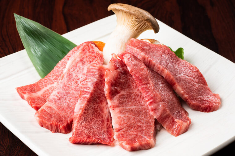 こってりとした味わいの『黒毛和牛上カルビ』（2,618円）