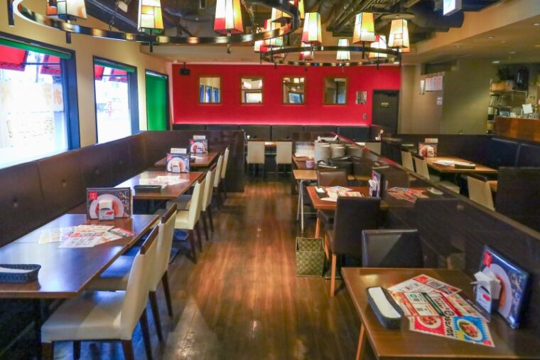 明るい店内で食事を楽しみながら、おしゃべりに花を咲かそう！