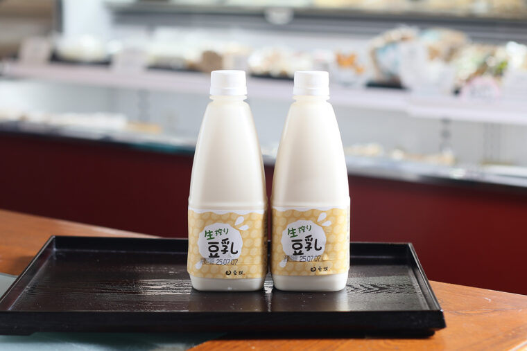 ソフトクリームに使用している『生搾り豆乳 500ml』（324円）。オンラインショップでも買えるのでぜひ