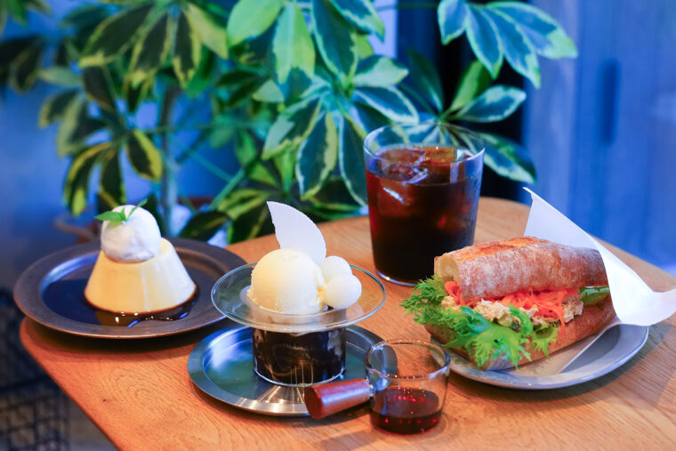 プリン（写真左・550 円）、『白玉コーヒーゼリー』（写真中央・600 円）、『38（サバ）サンド』（写真右・600 円）