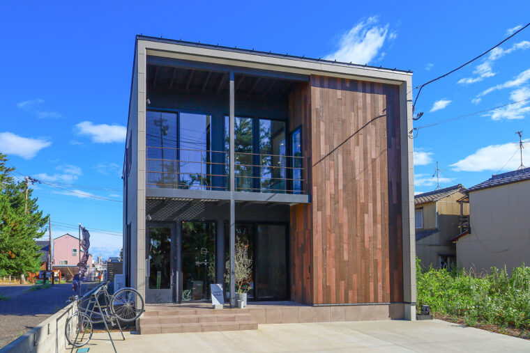 眼下に海が広がる、スタイリッシュな外観が目印です