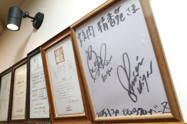 店内にはももいろクローバーZのサインも!