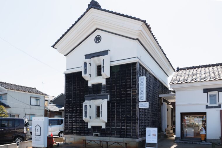 隣の蔵は土・日曜のみ営業するスイーツショップのくらざしきスイーツ