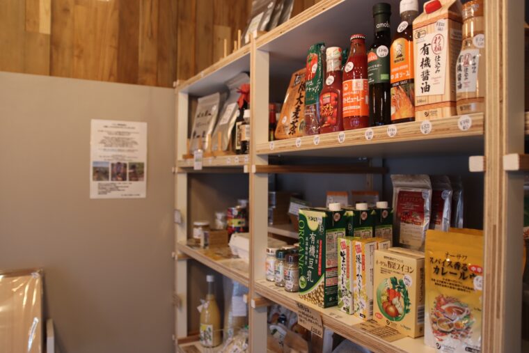 棚には調味料などがズラリ