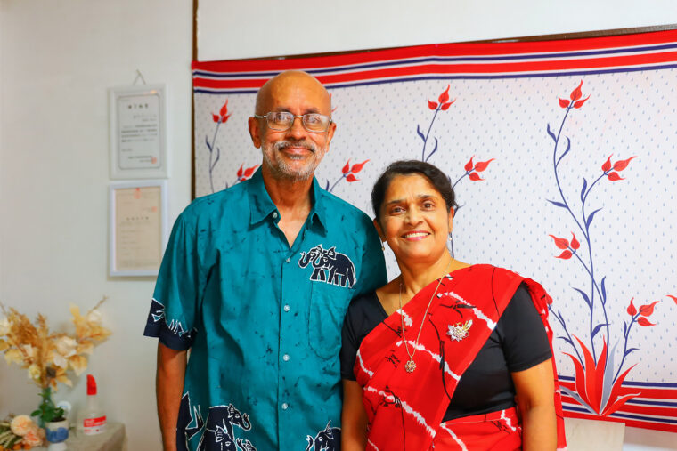 店主の宮下アミールさんと明子さん夫妻。明子さんは30年近く通訳の仕事に携わっている