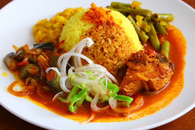 カツオを使用した『魚カレー』（ワンドリンク付き1,350円）は、魚介のうまみがたっぷり染み出ている