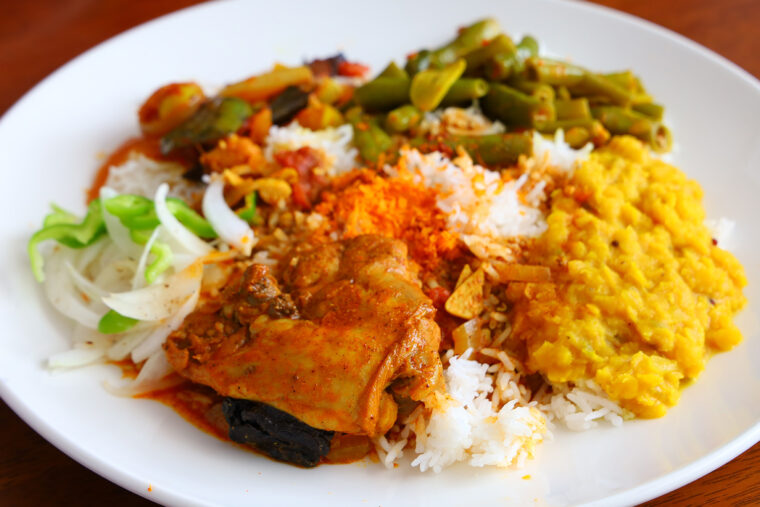 数種のスパイスをきかせた奥深い味わいを楽しめる『チキンカレー』（ワンドリンク付き1,350円）