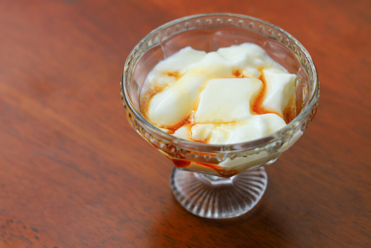 スリランカの伝統的な甘味料・キトゥルパニをたっぷりかけた『ヨーグルト』（200円）は食後のデザートにおすすめ！