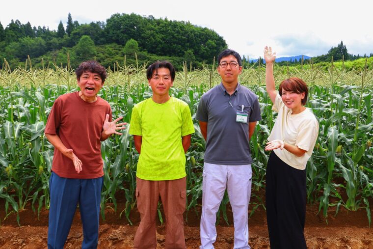 生産者の滝沢さん（写真左から2番目）とJA魚沼の小林さん