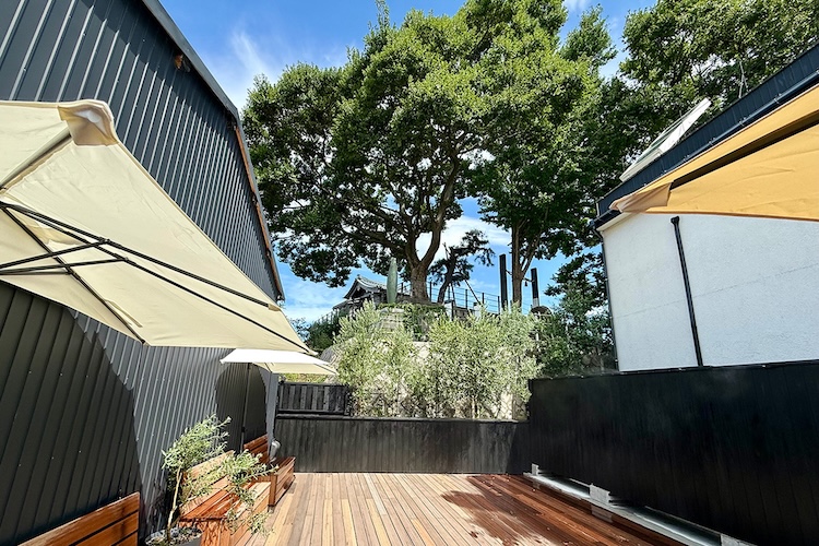 新設されたテラス席から日和山の山頂方面を望む