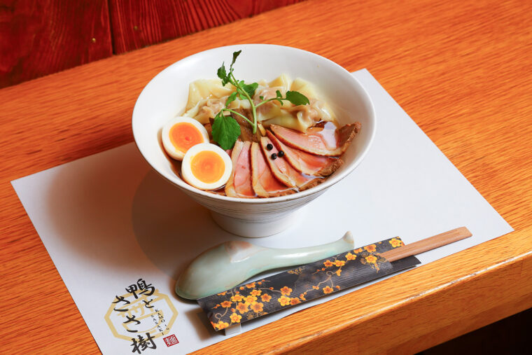 『特製鴨醤油』（1,600円）。鴨チャーシュー、ワンタン、味玉、ゴボウ、やわ肌ネギをトッピング