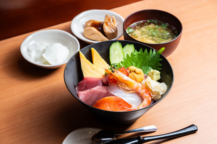 タイのアラ汁や煮付けが添えられ満足感大！