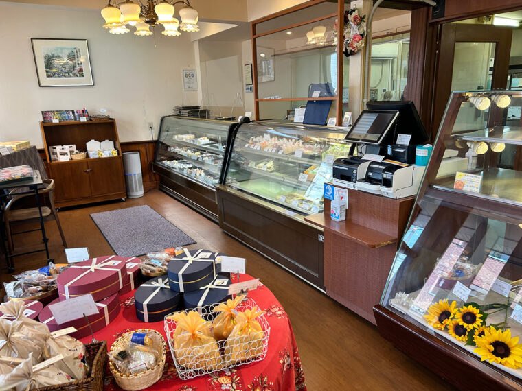 30種類以上の生菓子のほか、ギフトにぴったりな焼菓子も多数
