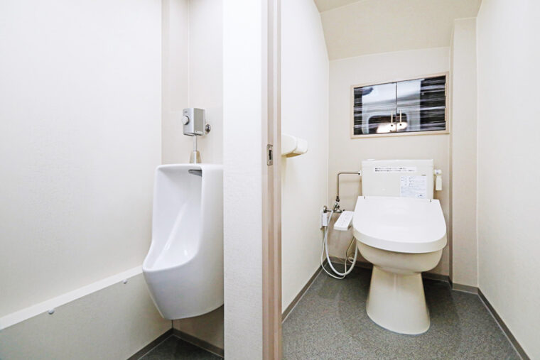 従来型は小便器と個室洋式便座を設置。「RE／BIO」には個室に加え、浄水システム搭載のシンクが設置される