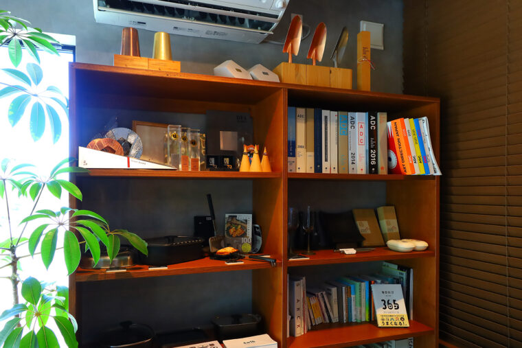 店内の棚にはデザイン関係の本や絵本などが揃います。自由に手にとって読んでOK。