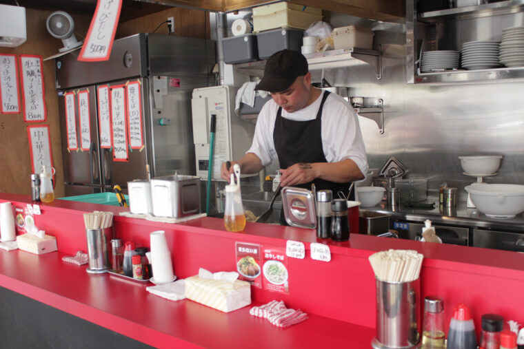 「炒める際に特製ラードをまとわせるのがポイントです」と店主の天野さん