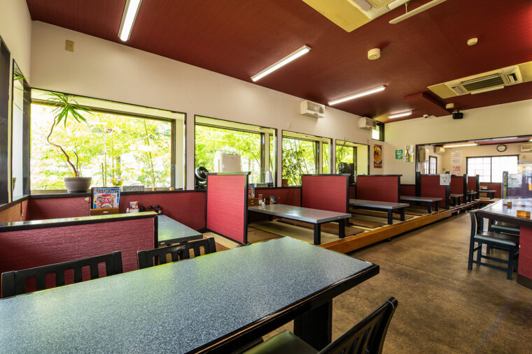 小上がり席もあり子ども連れも安心