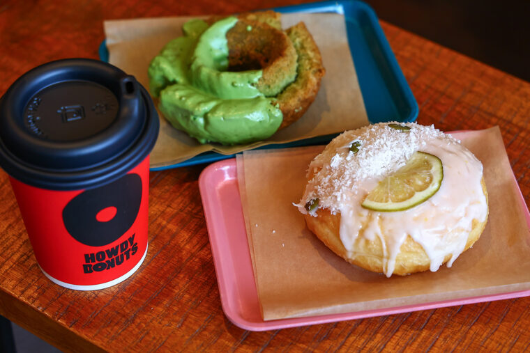 『レモンシュガー』（右手前・イートイン326円、テイクアウト320円）、抹茶のグレーズがかかった『オー ルドファッション』（奥・イートイン357円、テイクアウト350円）。左はカフェ ラテ』（イートイン612円、、テイ クアウト600円）