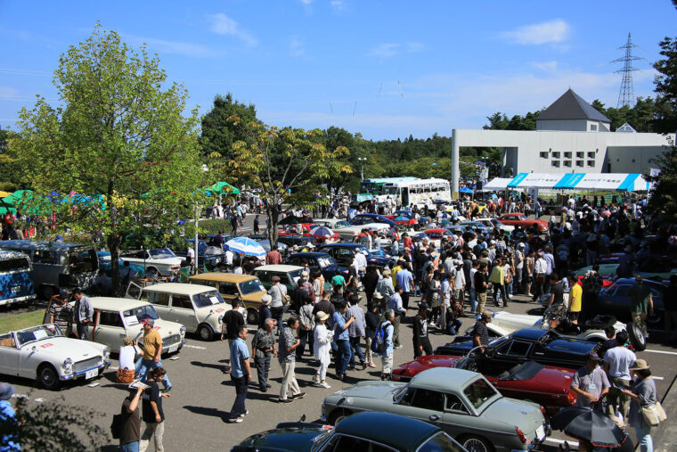 会場はフォッサマグナミュージアム前の広場