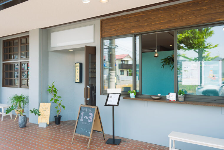 店舗の入口脇に設けた窓口から、気軽にテイクアウト利用もできます