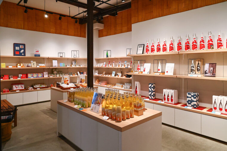 日本酒、甘酒、スイーツなどを販売