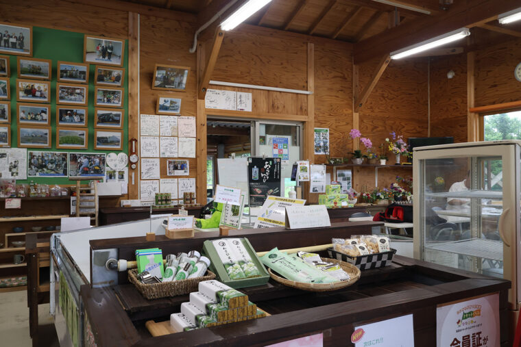 生ワサビはもちろん、ワサビを使ったそばやスイーツも販売