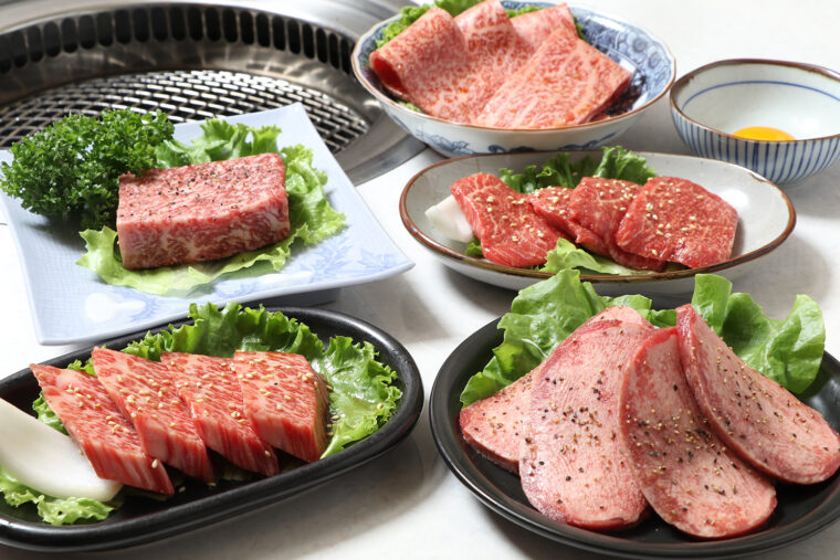 上質でバラエティ豊かな肉を堪能できる『すももセッ ト』は人気ナンバーワンのセットメニュー